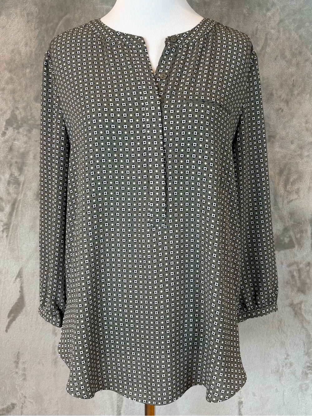 NWT NYDJ Womens Olive Geometric Pleatback Split 3/4 Sleeve Neck Blouse S
